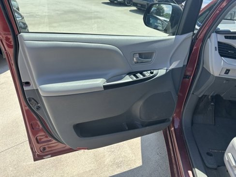 Used 2015 Toyota Sienna LE image 11