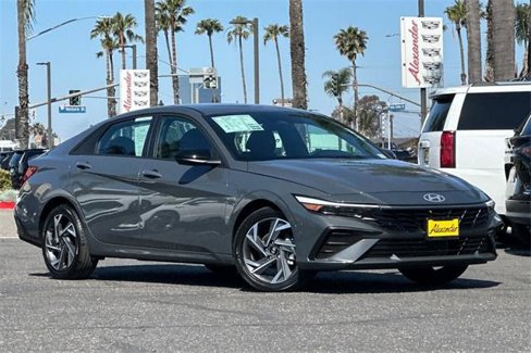Used 2025 Hyundai Elantra Sport image 2