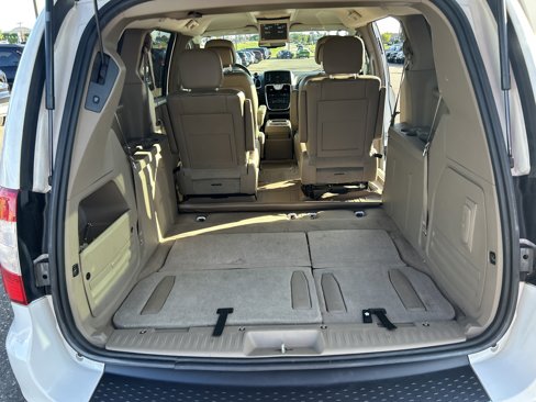Used 2014 Chrysler Town & Country Touring-L w/ Driver Convenience Group image 8
