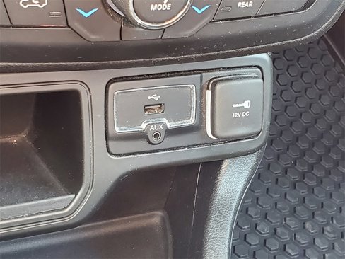 Used 2018 Jeep Renegade Latitude w/ Cold Weather Group image 24