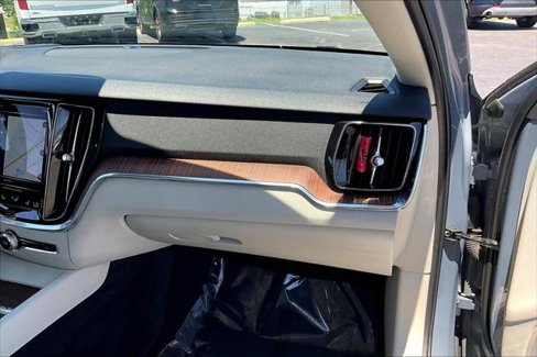 Used 2022 Volvo S60 B5 Momentum image 22