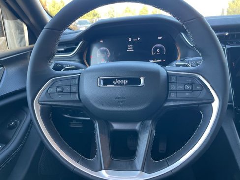 New 2025 Jeep Grand Cherokee Altitude image 18