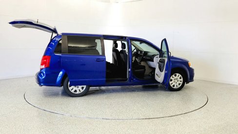 Used 2018 Dodge Grand Caravan SE w/ UConnect Hands-Free Group image 12