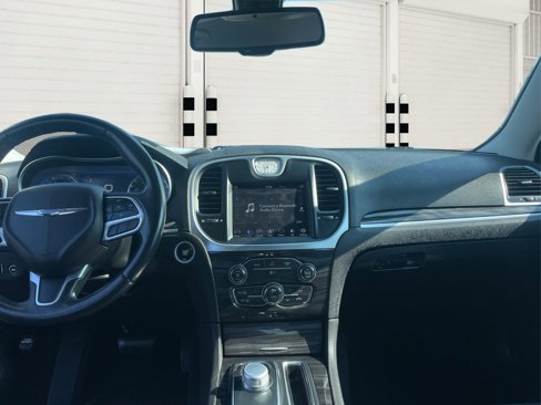 Used 2019 Chrysler 300 Touring w/ Chrome Appearance Package image 12