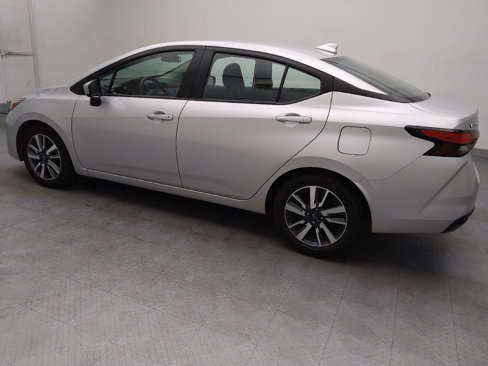Used 2023 Nissan Versa SV image 3