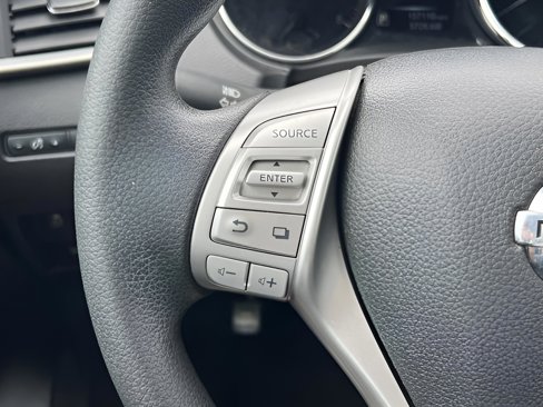 Used 2016 Nissan Rogue SV image 23