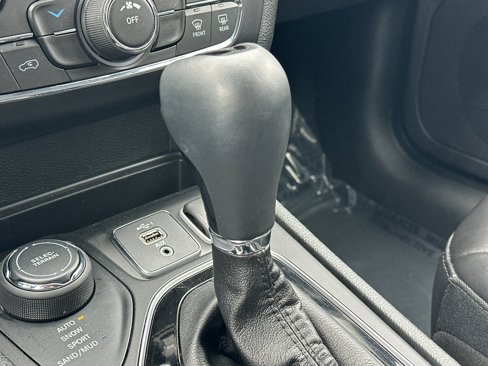 Used 2019 Jeep Cherokee Latitude Plus image 21