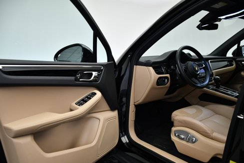 Used 2023 Porsche Macan Turbo image 39