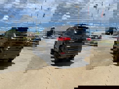 Used 2021 Jeep Grand Cherokee Laredo X image 3