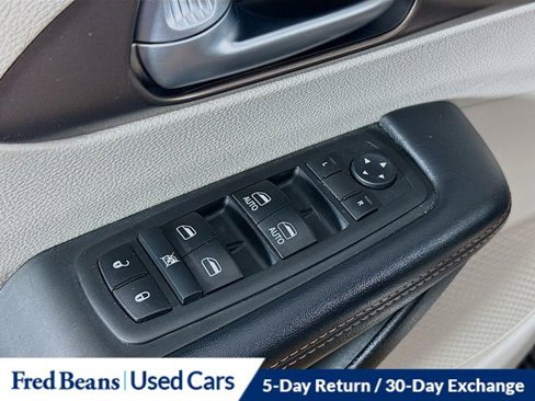 Used 2017 Chrysler Pacifica Touring-L image 17
