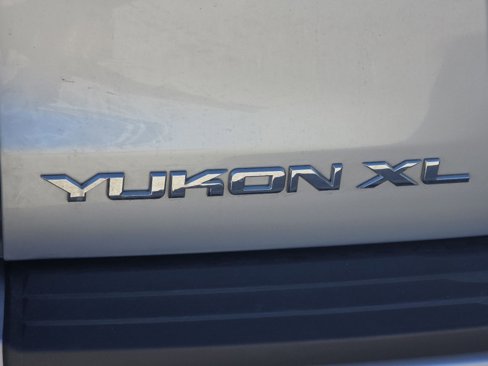 Used 2017 GMC Yukon XL SLT image 3
