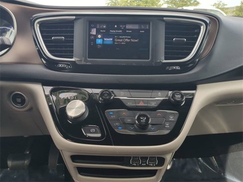 Used 2022 Chrysler Voyager LX image 18