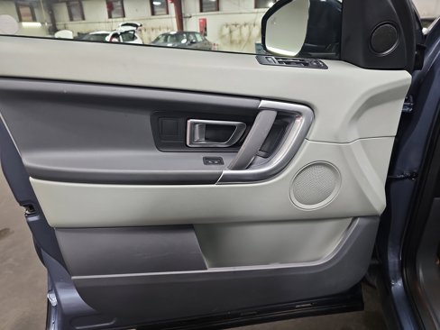 Used 2019 Land Rover Discovery Sport SE image 28