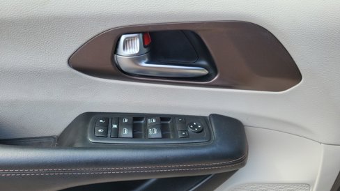 Used 2019 Chrysler Pacifica Touring-L image 16
