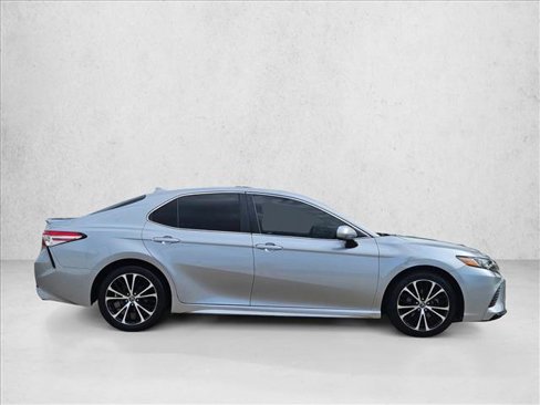 Used 2020 Toyota Camry SE image 4
