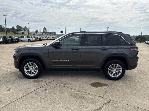 Used 2023 Jeep Grand Cherokee Laredo image 4