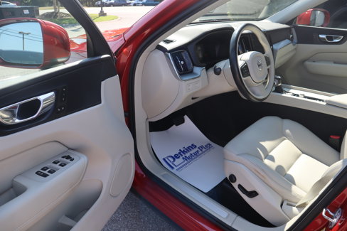Used 2020 Volvo XC60 T5 Momentum image 3