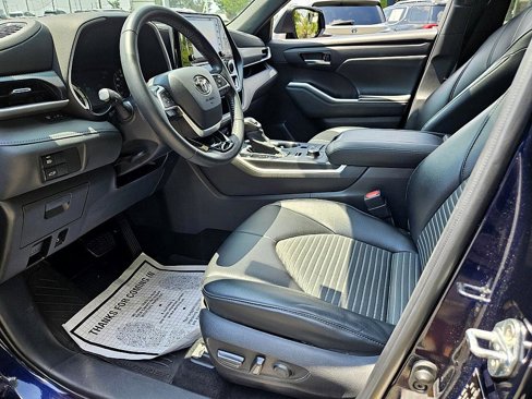 Used 2022 Toyota Highlander XSE image 3