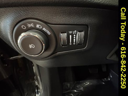 Used 2021 Jeep Compass Limited image 24