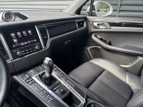 Certified 2018 Porsche Macan image 11