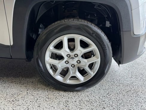 Used 2017 Jeep Renegade Latitude w/ Popular Equipment Group image 12