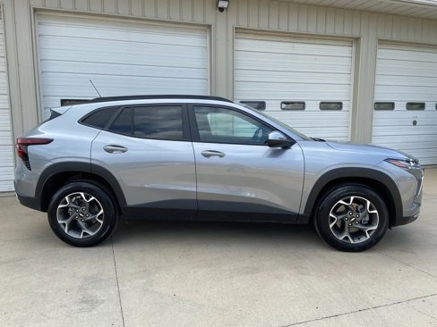 Used 2024 Chevrolet Trax LT w/ LT Convenience Package image 7