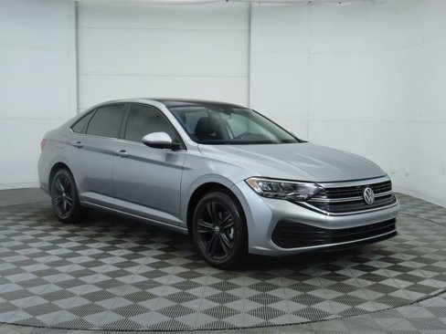 Certified 2024 Volkswagen Jetta SE image 4