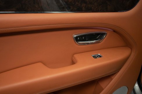 Used 2023 Bentley Bentayga Plug-In Hybrid image 45