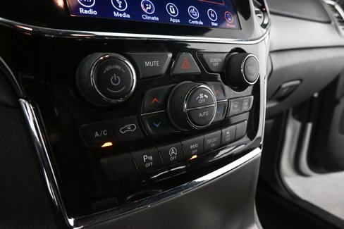 Used 2019 Jeep Grand Cherokee Laredo w/ Laredo X Package image 14