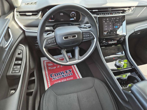 Used 2023 Jeep Grand Cherokee Laredo image 7