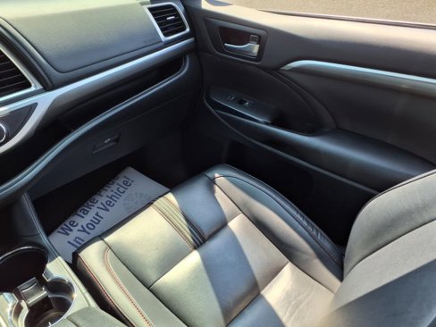 Used 2019 Toyota Highlander SE image 11