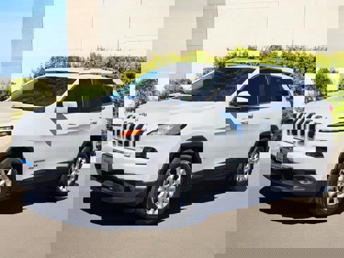 Used 2018 Jeep Cherokee Latitude Plus image 5