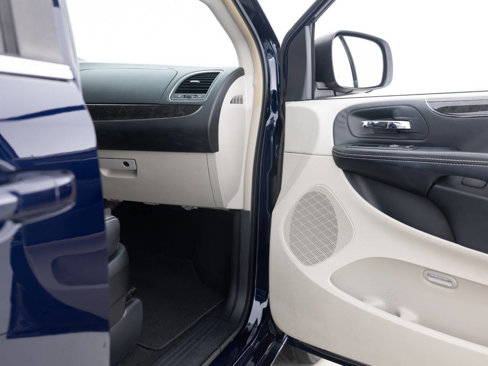 Used 2016 Chrysler Town & Country Touring image 28