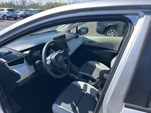 Used 2025 Toyota Corolla LE image 2