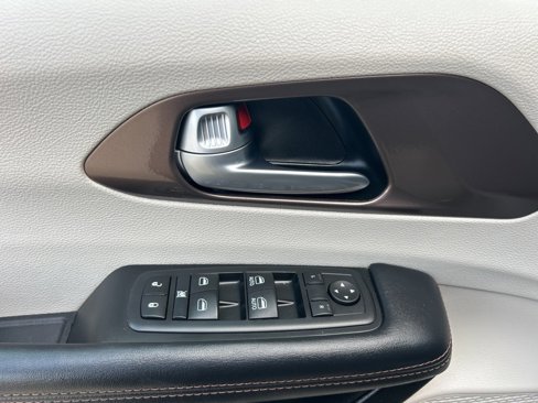 Used 2017 Chrysler Pacifica Touring-L image 21
