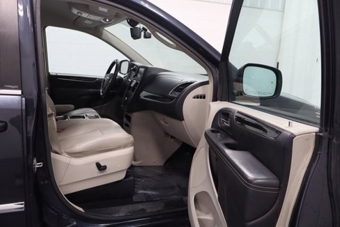 Used 2013 Chrysler Town & Country Touring-L image 14