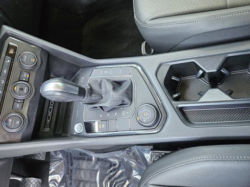 Used 2020 Volkswagen Tiguan SE w/ Panoramic Sunroof Package image 28