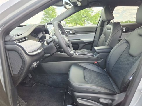 New 2025 Jeep Compass Latitude image 11