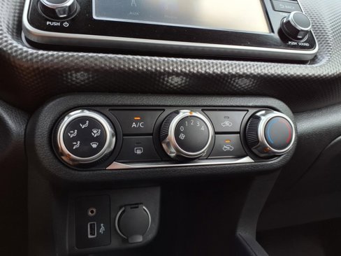 Used 2020 Nissan Kicks S image 11