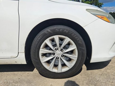 Used 2016 Toyota Camry LE image 7