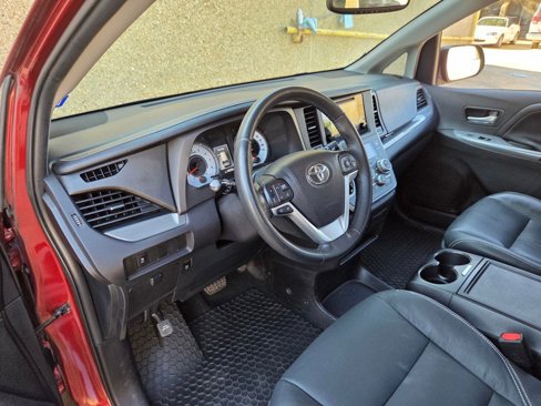 Used 2016 Toyota Sienna SE image 30