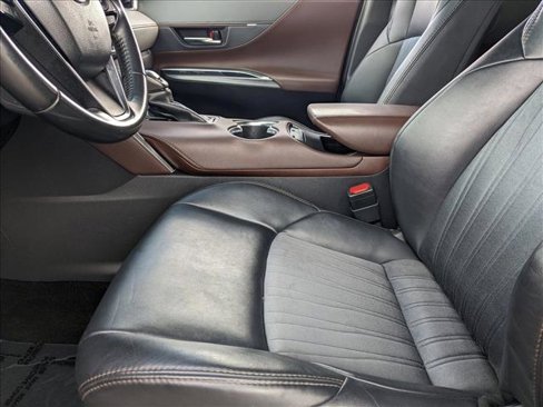 Used 2021 Toyota Venza XLE w/ Carpet Mat Package (TMS) image 14