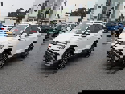 New 2025 Volkswagen Taos SE image 7