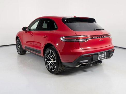 Certified 2025 Porsche Macan image 3