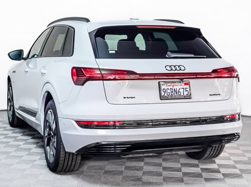 Used 2023 Audi e-tron Premium w/ Convenience Plus Package image 2