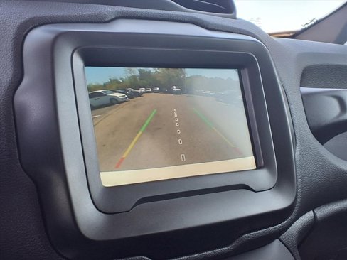 Used 2018 Jeep Renegade Latitude w/ Cold Weather Group image 16