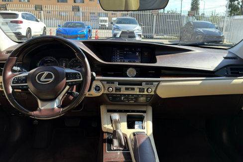 Used 2016 Lexus ES 300h image 9