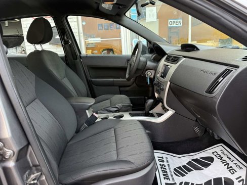 Used 2010 Ford Focus SE image 10
