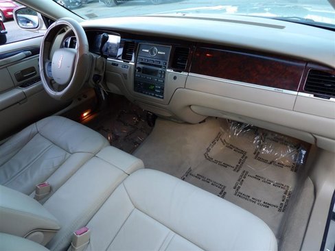 Used 2008 Lincoln Town Car Signature Limited image 15