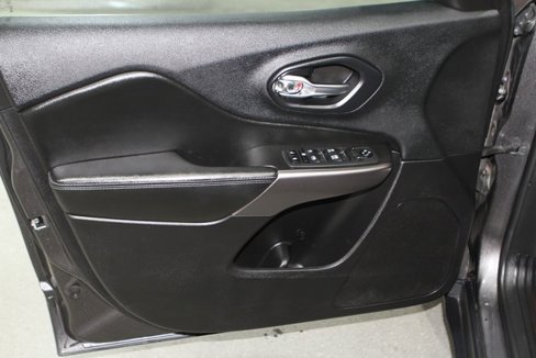 Used 2019 Jeep Cherokee Latitude Plus w/ Cold Weather Group image 14